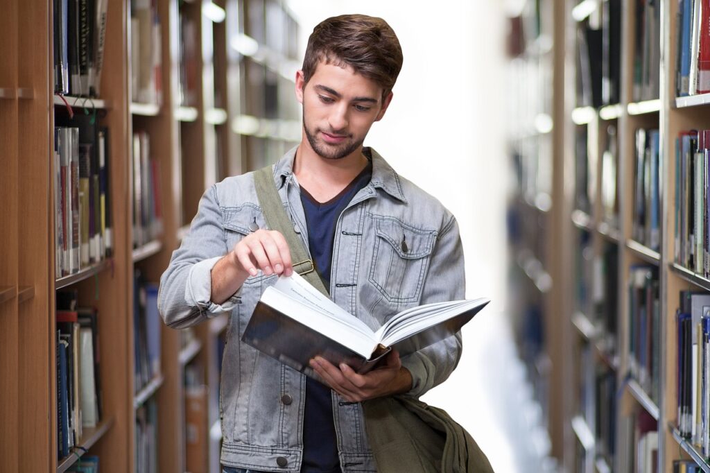 Estudiante revisando un libro académico. 